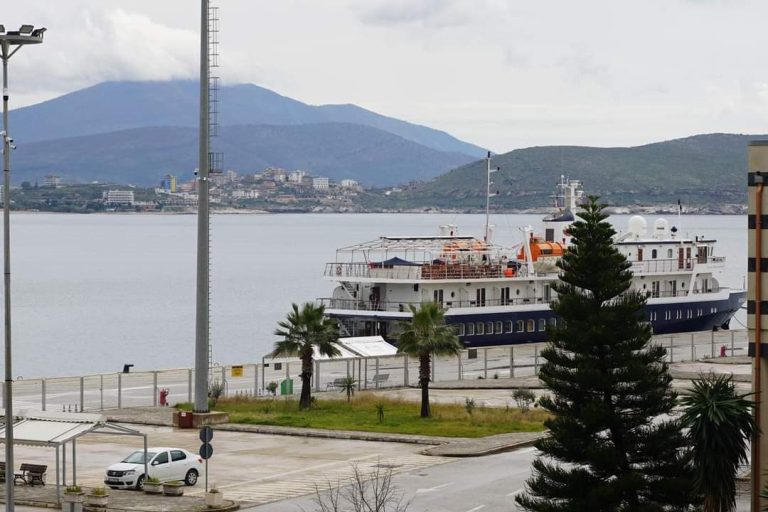 Ende pa nisur sezoni turistik, në Sarandë ankorohet kroçera e parë