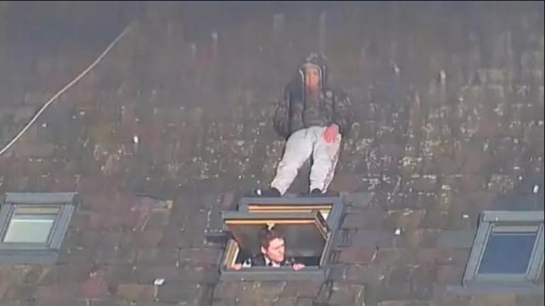 Tentoi t’i shpëtonte policisë duke hipur mbi çati, fotoja e shqiptarit në Britani bëhet virale (EMRI)