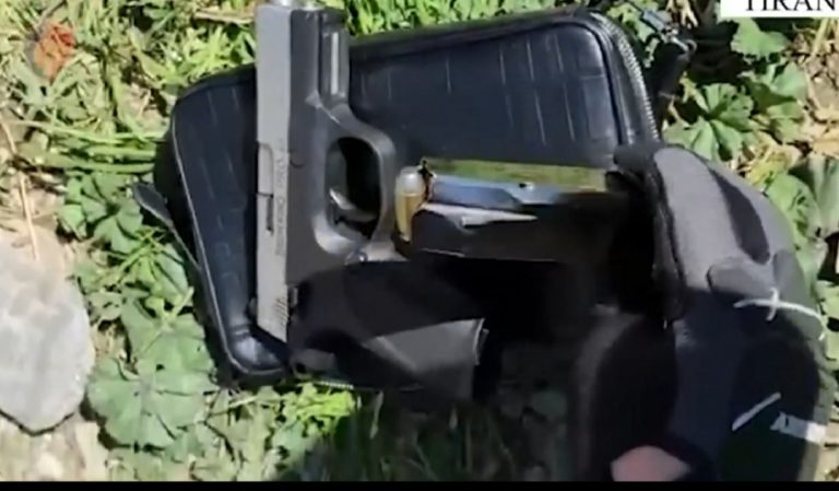 Me arsenal armësh në makinë, arrestohen 4 persona në Tiranë. Si u kapën nga policia…