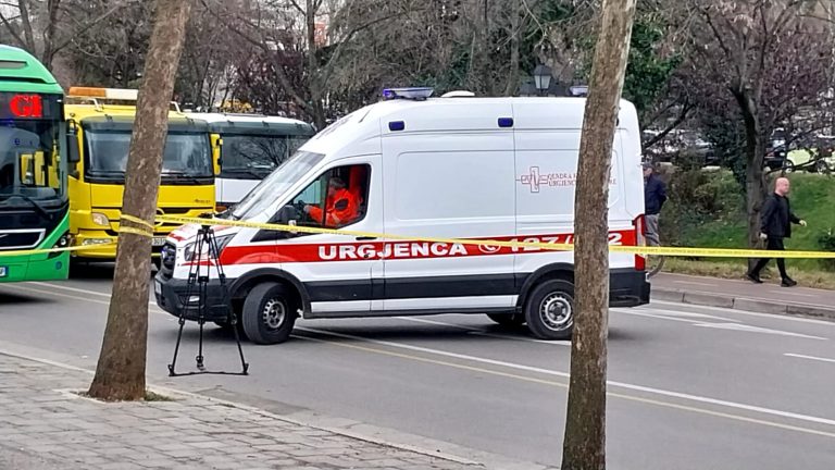 Përplasen dy makina në Tiranë, ndërron jetë vajza 22-vjeçare