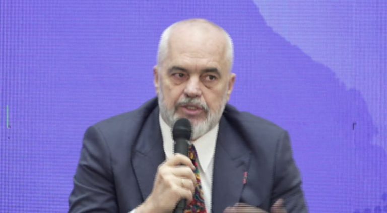“Me kë do i zëvendësojnë fasoneritë profesionistet që dalin në pension me vajzat e tik-tokut?”, Rama ndryshon mendje: Marrim punonjës të huaj, por shtëpia s’mbahet me miell hua