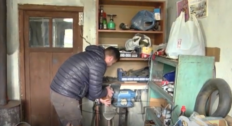VIDEO – I riu që trashëgoi zanatit e babait, punon si këpucar për të mos humbur tradita