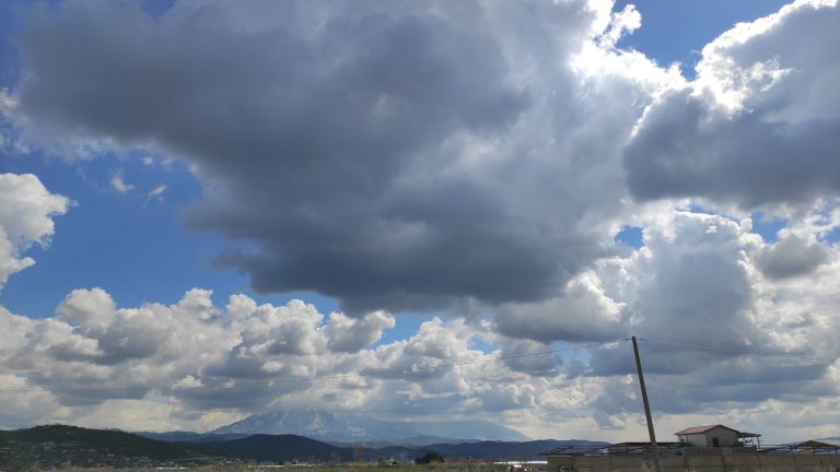“Do të ketë reshje të herëpashershme”, mësoni parashikimin e motit për ditën e sotme