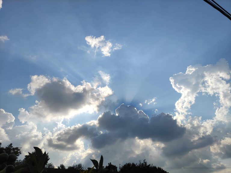 Do të ketë edhe reshje shiu, mësoni si parashikohet moti për ditën e sotme