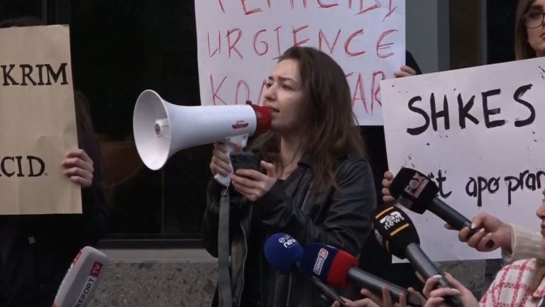 “Ky vend ka marrë për dreq”, protestë në Tiranë për vrasjen e trefishtë nga Dan Hutra