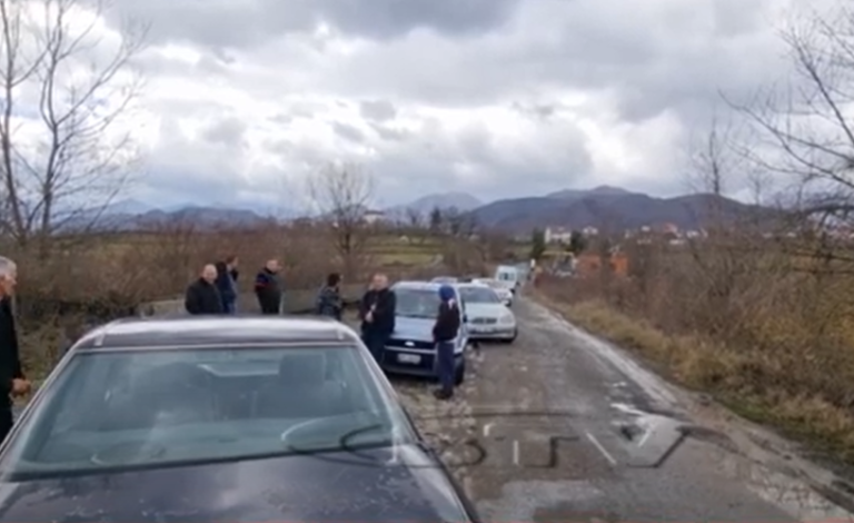 VIDEO – Gjendja e mjerueshme e rrugës Burrel-Skuraj, banorët dhe drejtuesit e mjeteve në protestë
