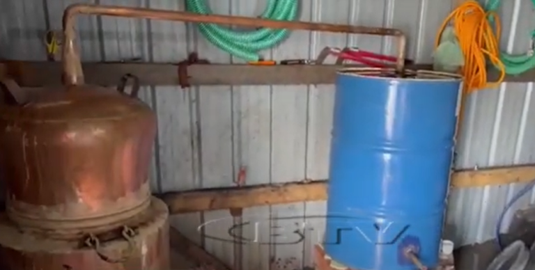 VIDEO – Nuk e shiti rrushin, fermeri nga Bërshini e zien raki