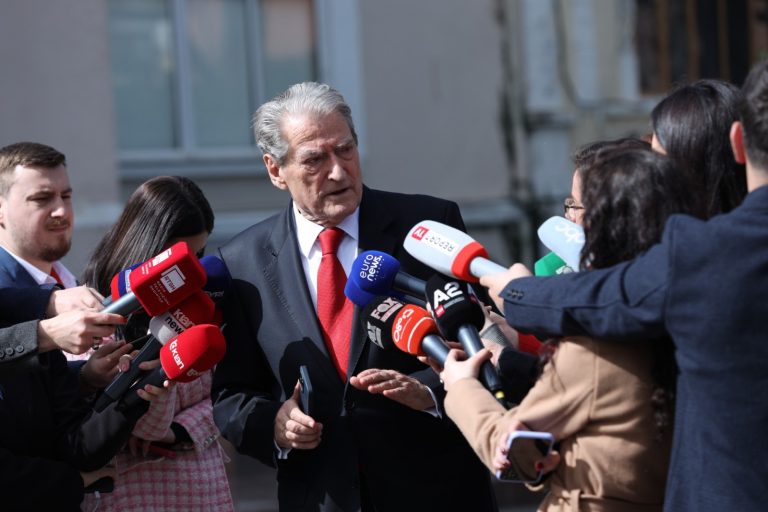 Escobar shmangu takimin me Berishën, premtoj se do të ekstradojmë Ramën në SHBA për ta ‘çiftuar’ me McGonigal