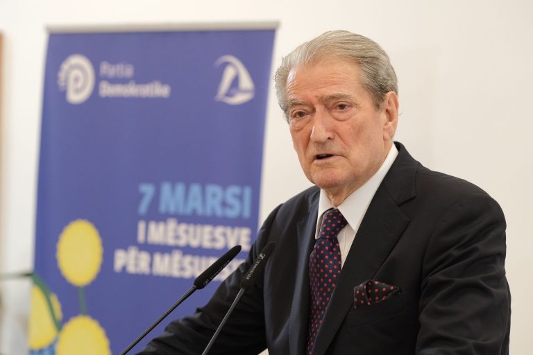 Festa e 7 Marsit Berisha me arsimtarët: Kjo qeveri ka vendosur në piedestal injorancën, ka partizuar arsimin dhe arsimtarin