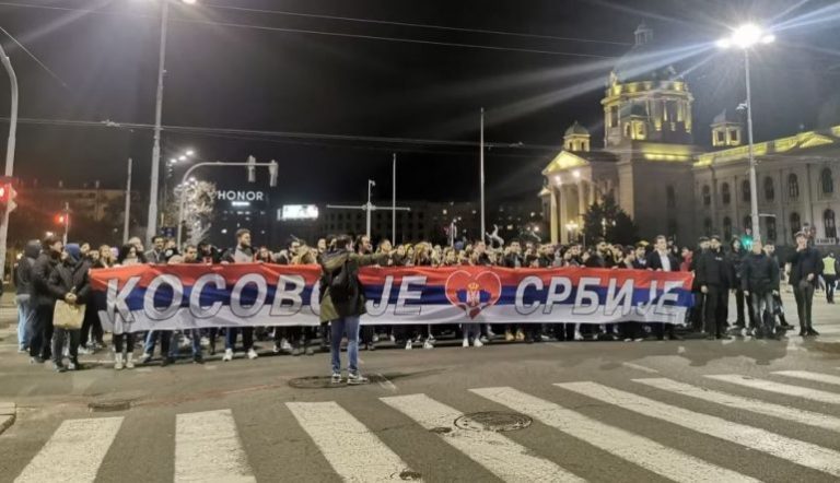 Tensionet Prishtinë-Beograd/ “Nuk do ta japim Kosovën”, djathtistët serbë protestojnë kundër propozimit evropian për normalizimin e marrëdhënieve