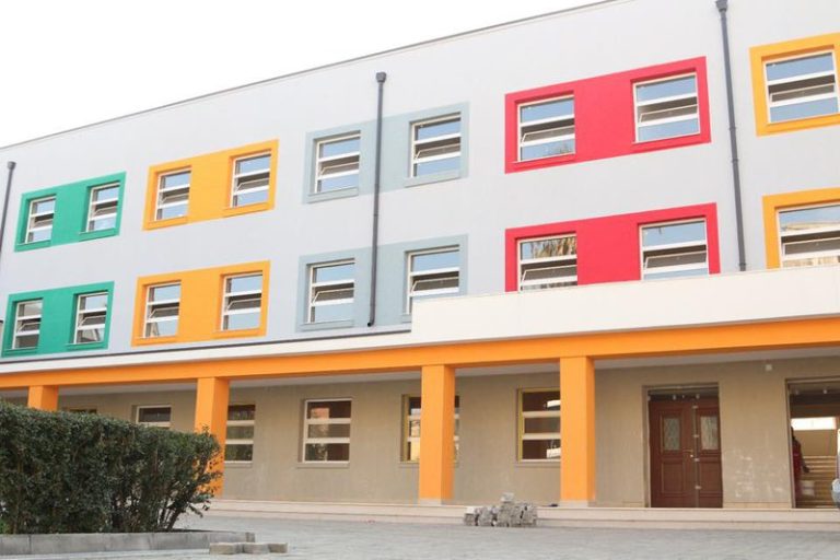 U fut me makinë në shkollë dhe rrezikoi jetën e nxënësve, arrestohet 21-vjeçari në Bulqizë