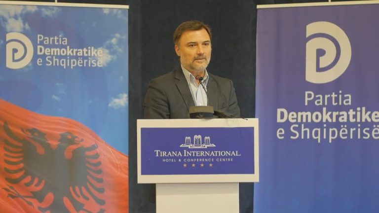 Alibeaj takim me qytetarët në Tiranë për 14 Majin: Mbrojmë të djathtën përballë komunistëve në Tiranë