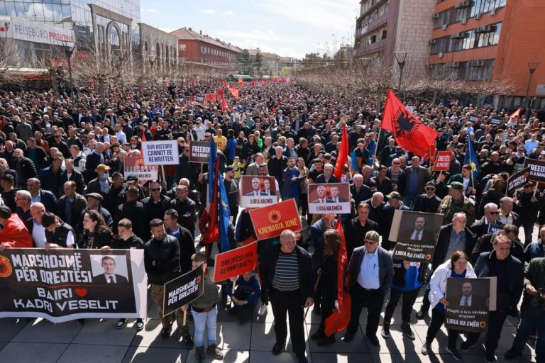“Marshim për drejtësi”, mijëra qyetarë mbushin sheshin e Prishtinës dhe protestojnë për ish-krerët e UÇK që janë në Hagë