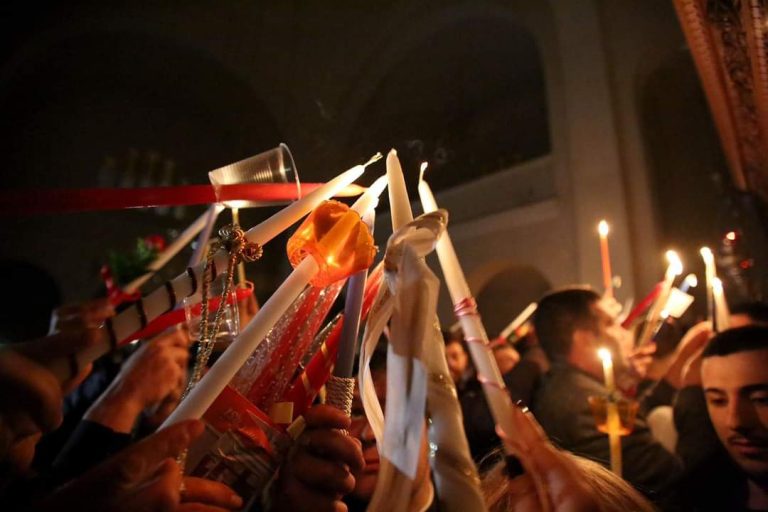 Besimtarët ortodoks festojnë Pashkën, ringjalljen e Krishtit