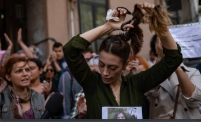 Irani instalon kamera në vende publike për të identifikuar gratë pa shami