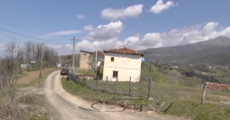 VIDEO – Rrugët e fshatrave si mos më keq, banorët ankohen