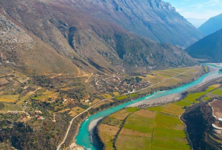 Organizatat mjedisore kërkojnë mbrojtjen e lumit Vjosa edhe në anën greke