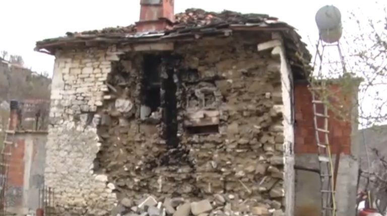 VIDEO – Ende jeton me frikën që i kanoset nga shtëpia e shembur