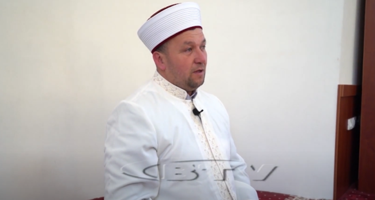 VIDEO – “Rinia të mos e kërkojë pasurimin në rrugë jo të ndershme”, masazhi i myftiut të Bulqizës për Fitër Bajram