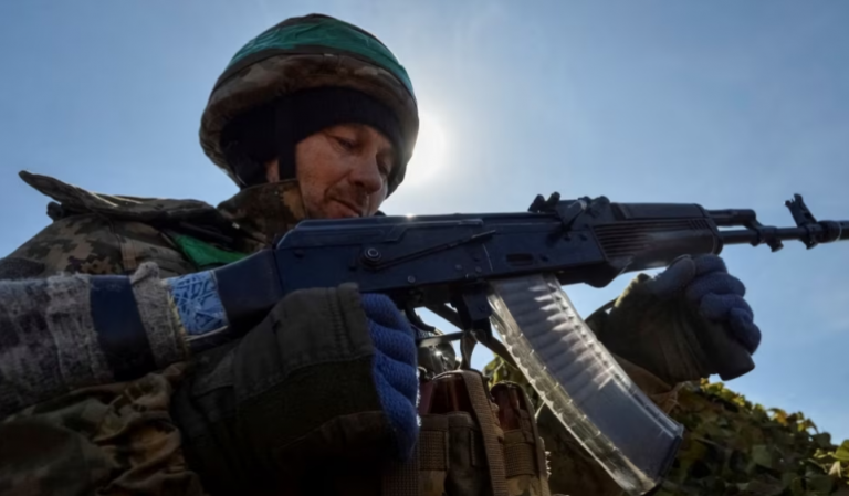 Reuters: Një dokument i zbulimit amerikan pretendon se Serbia është pajtuar të armatosë Ukrainën. Moska i kërkon llogari Beogradit