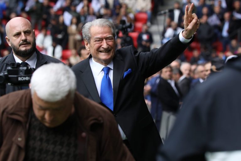 ‘Lokalet’/ Koalicioni “Bashkë Fitojmë” nis zyrtarisht fushatën elektorale në ‘Air Albania’, 61 kandidatët dalin në podium