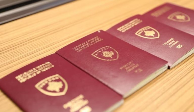Komisioni Evropian e konfirmon: Liberalizimi i vizave për Kosovën nuk vlen për pasaportat që lëshon Serbia