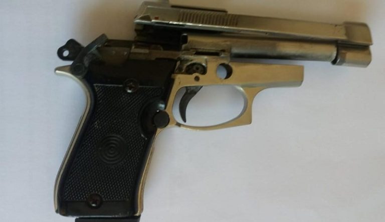 Kishte pistoletë shenjëdhënese me vete dhe lëvizte në qytet, procedohet 17-vjeçari në Mat