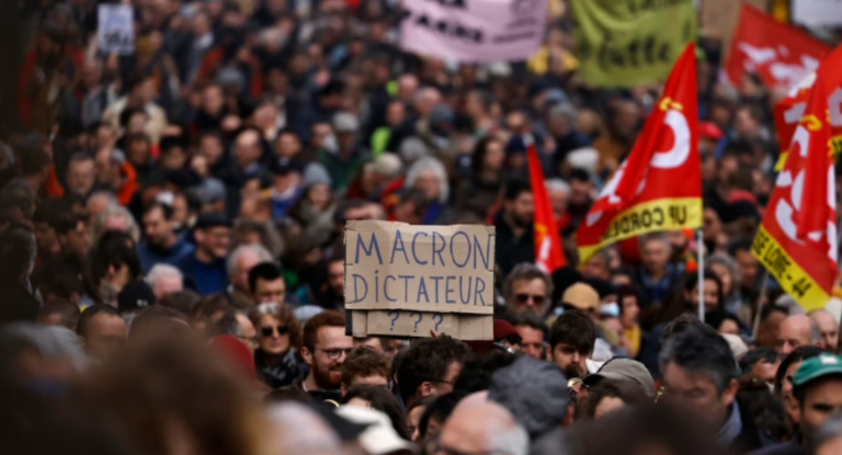 Qindra mijëra njerëz protestojnë në Francë kundër reformës në pensione