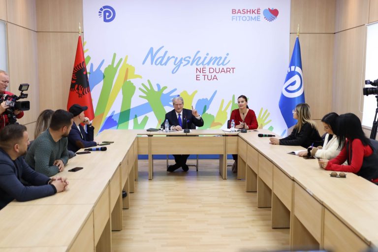 Berisha: Nuk them se do të fitojmë 100%, klima është pozitive. Për këngën e fushatës së Partisë Socialiste, Berisha kishte këtë koment: Tek tallavaja, Rama është vetja e tij, është vulgariteti dhe mediokriteti