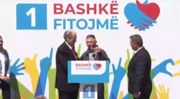 Socialisti dorëzon teserën e PS-së në takimin e Berishës: Ja ku i ke dy, jepja Edi Ramës…