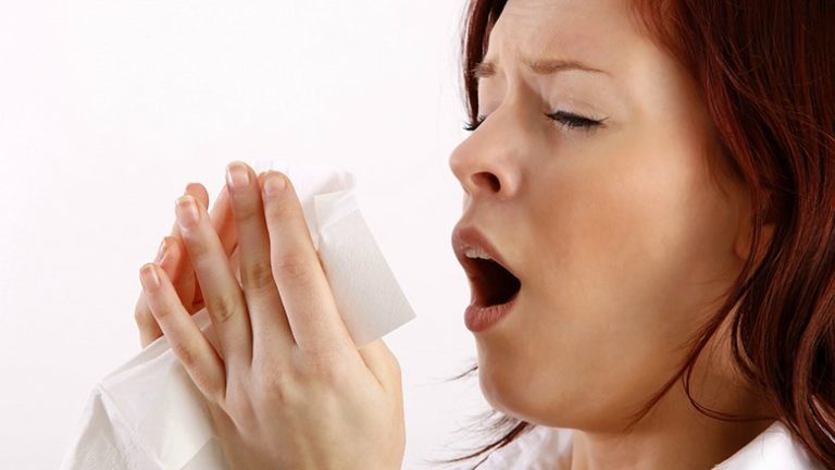 Pse nuk duhet ta mbani kurrë teshtimën, rrezikoni shumë shëndetin tuaj