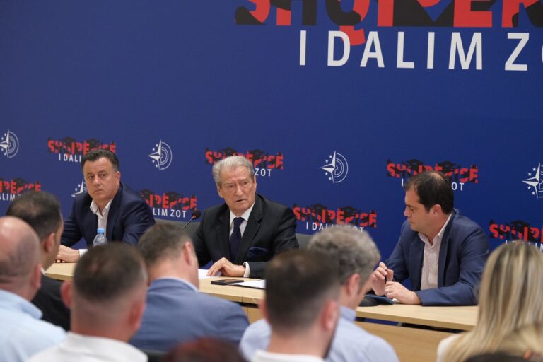 Sali Berisha paralajmëron protesta: Do ngrihemi fuqishëm