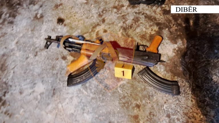 U gjet kallashnikov në shtëpi, procedohet 15-vjeçari