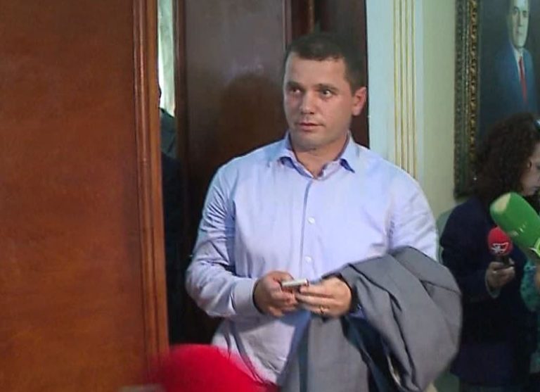 Qëllohet me armë në drejtim të makinës së ish-deputetit Armando Prenga, policia sqaron detajet e ngjarjes