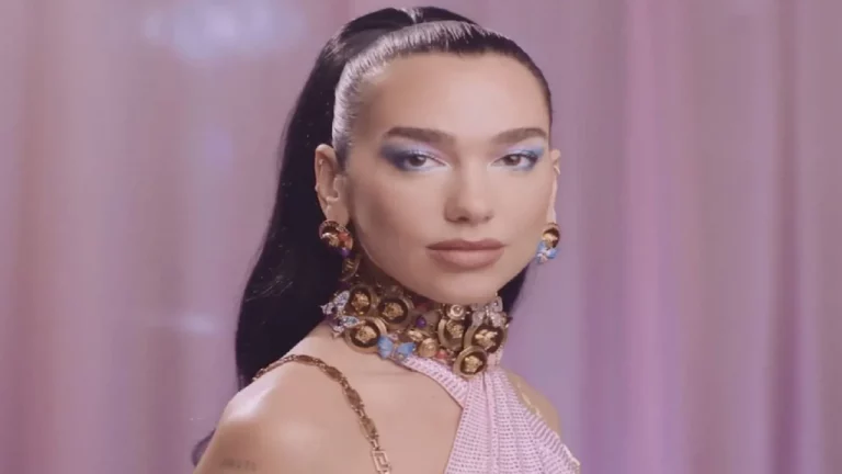 Pas pushimeve me familjen në Shqipëri, Dua Lipa ka udhëtuar drejt Greqisë.