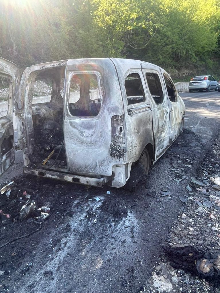 FOTO – Digjet mjeti në by pass-in e Murrizit në Rrugën e Arbërit