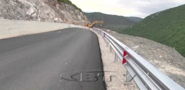 VIDEO – Drejt përfundimit asfaltimi në Qaf Buall – Ura e Vashësaksin