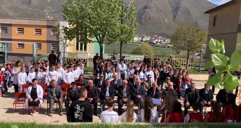 VIDEO – Përkujtohen dëshmorët e kombit në Bulqizë, homazhe për 5 Majin