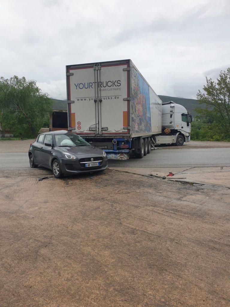 Aksident i rëndë , kamioni përplaset me makinën, humb jetën turistja gjermane