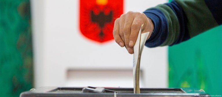 Pjesëmarrja e opozitës risjell pluralizmin politik”, analiza e DW: Lokalet 2023 nën hijen e shitblerjes së votave!