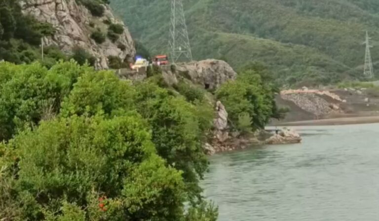 Mbytja e të riut në lumin Mat, Policia: Ishte duke peshkuar me shokët, ra aksidentalisht dhe e mori rrjedha