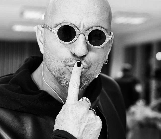 Kjo është arsyeja pse Robert Aliaj i lyen thonjtë e zinj