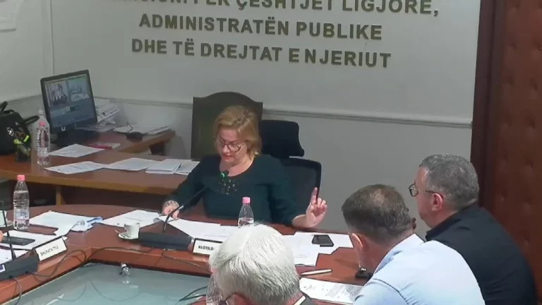 Komisioni i Ligjeve kalon në Kuvend ligjin për rritjen e pagave të administratës