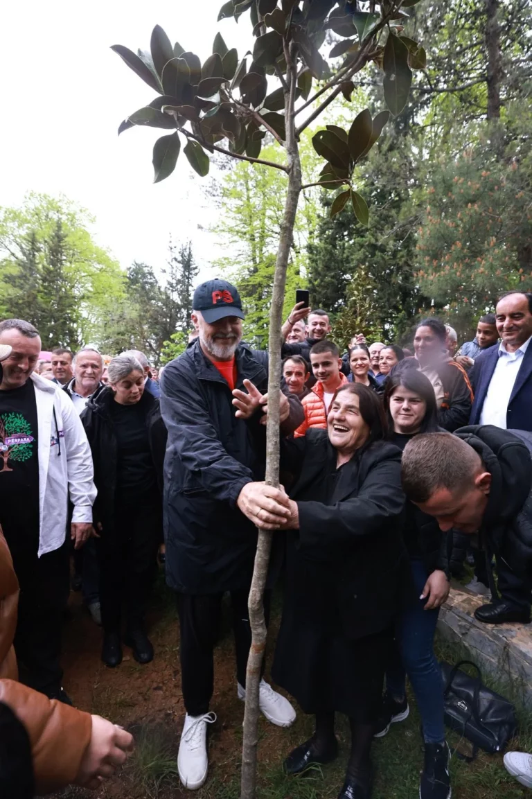 Edi Rama në Mat: Amanet për gratë e të djathtëve, nëse nuk i bindni burrat më 14 maj, mbyllini në shtëpi