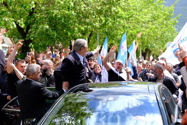 Sali Berisha: Dibra nuk duhet të zhduket kurrë, Dibra duhet të shpëtojë, Dibra është në duart tuaja. Më 14 maj votoni për Dibrën!