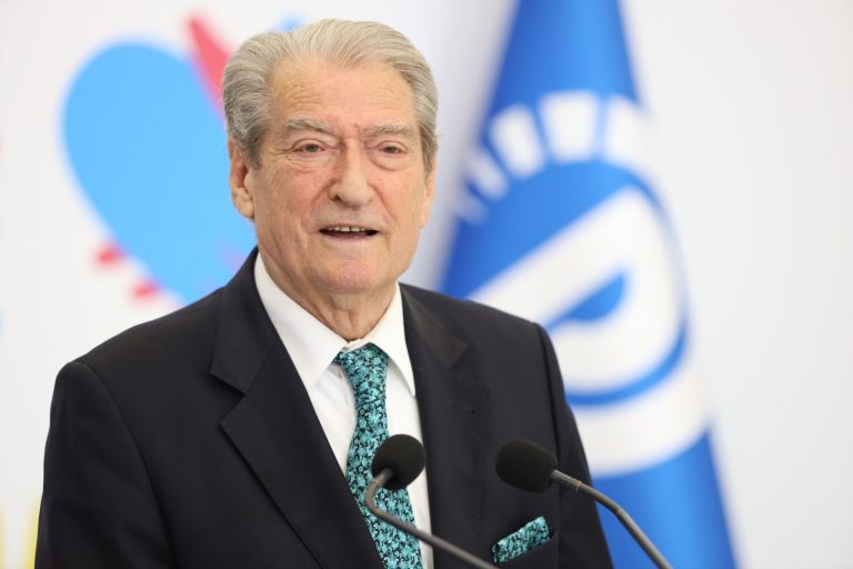 Berisha nuk ndryshon qëndrim për humbjen në zgjedhje, rendit akuzat për qeverinë: Shpërbleu pensionistët, dha 300-500 euro për një votë