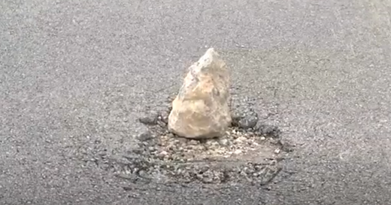 VIDEO – U hap me bujë para zgjedhjeve, në segmentin e ri të Rrugës së Arbërit shfaqen gropat në asfalt