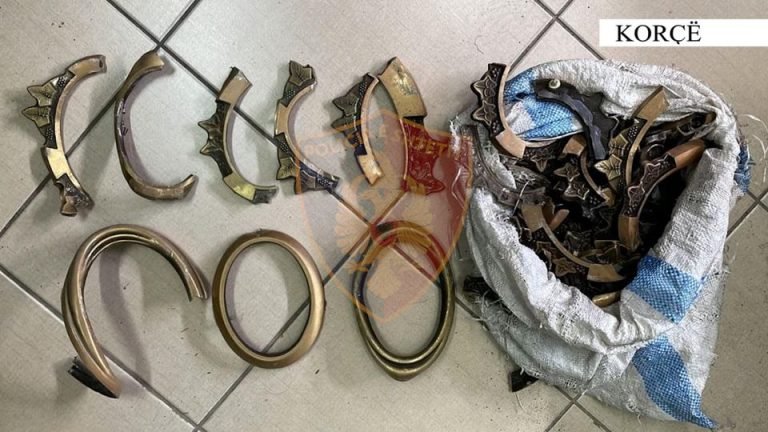 Vodhi në mënyrë të përsëritur korniza bronzi të varrezave me qëllim shitjen e tyre, arrestohet 26-vjeçari