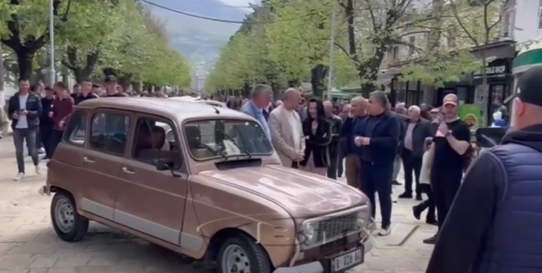 VIDEO – Makinat Retro në Peshkopi, qytetarë të shumtë shprehin interes për mjetet historike