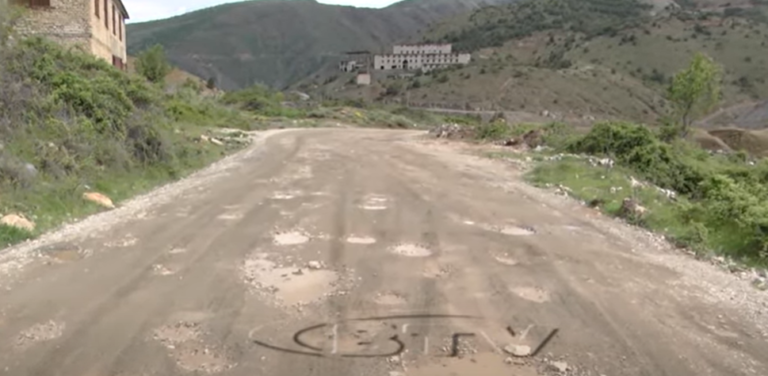 VIDEO – Degradon rruga e Krastës, reshjet e shiut i shtojnë gropat. Shoferët ankohen sërish